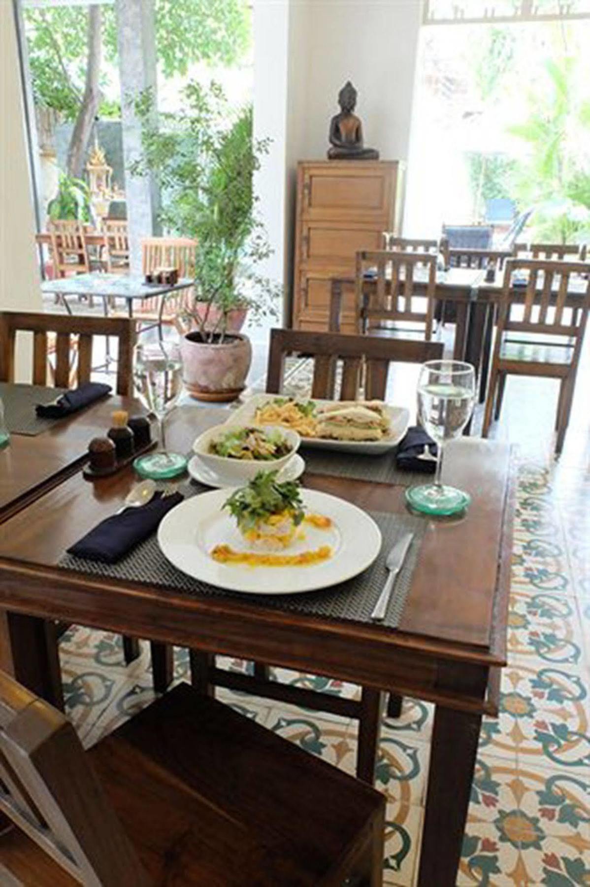 The Sangkum Hotel بنوم بنه المظهر الخارجي الصورة